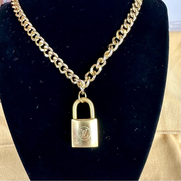 Louis Vuitton Lock #203 Pendant gift set - Picture 1 of 7